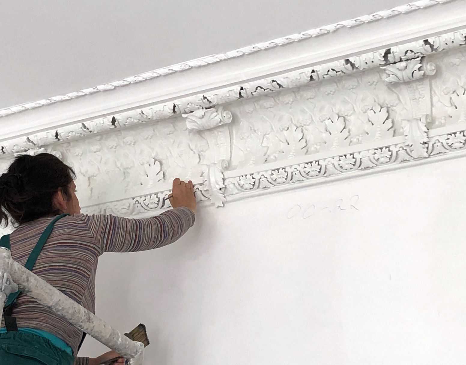 Addition of a dark glaze to accentuate the detail of a white cornice